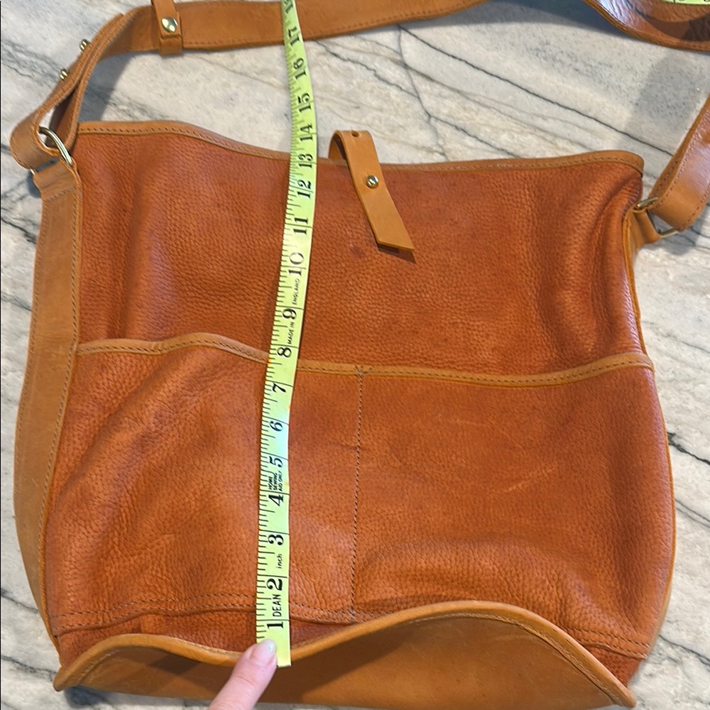 Elegant Tan Leather Shoulder Bag